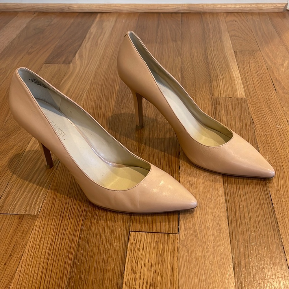 Nine West nude pumps size 8